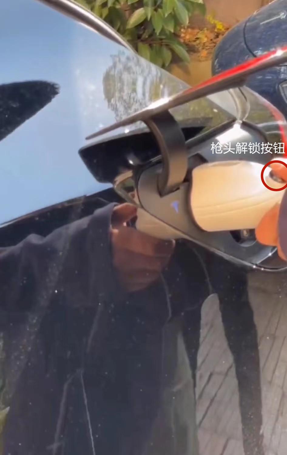 特斯拉汽车充电器枪头拔不下来的问题分析