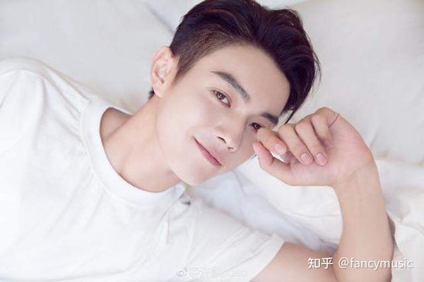 许凯成名史:大一辍学,模特出道,3年携9部男主剧,他终于火了