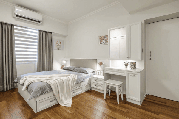 靠墙的顶天衣柜是主卧室原本的主要设计,其余的部分则利用现成家具