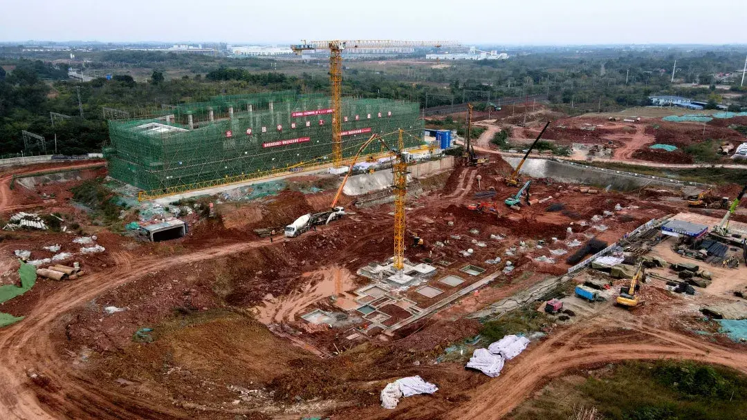 现场图集据了解,淮州综合交通枢纽位于淮州新城核心区,距成都市区55