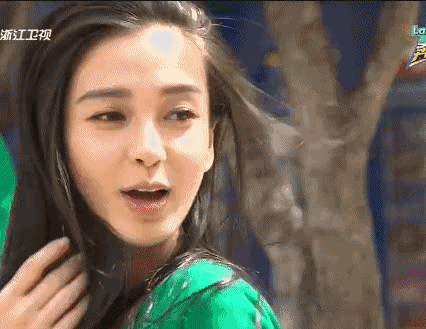 baby的这一款挑眉笑容堪称,阳光挑逗教科书.