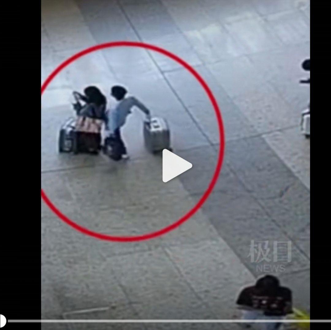 见一女生站着查看手机,他悄悄走到其身后,用下体部位碰触女生屁股
