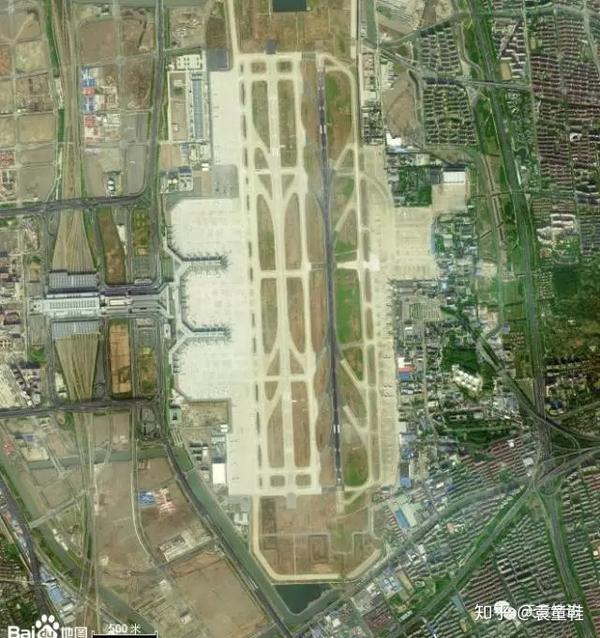 虹桥机场卫片,跑道基本为南北向.