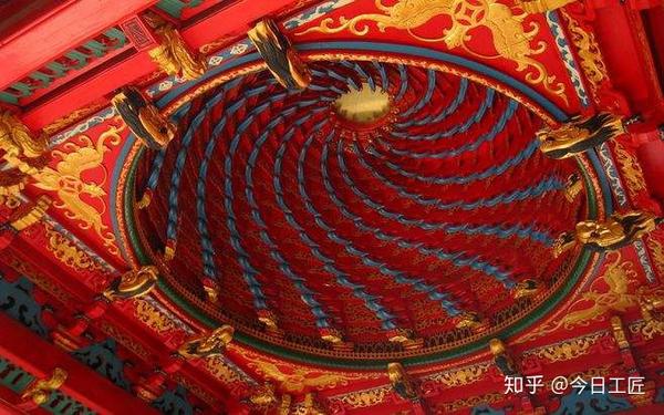 ③飞天莲花藻井:井心较宽大,大莲花周围画若干飞天绕莲花飞翔,此类