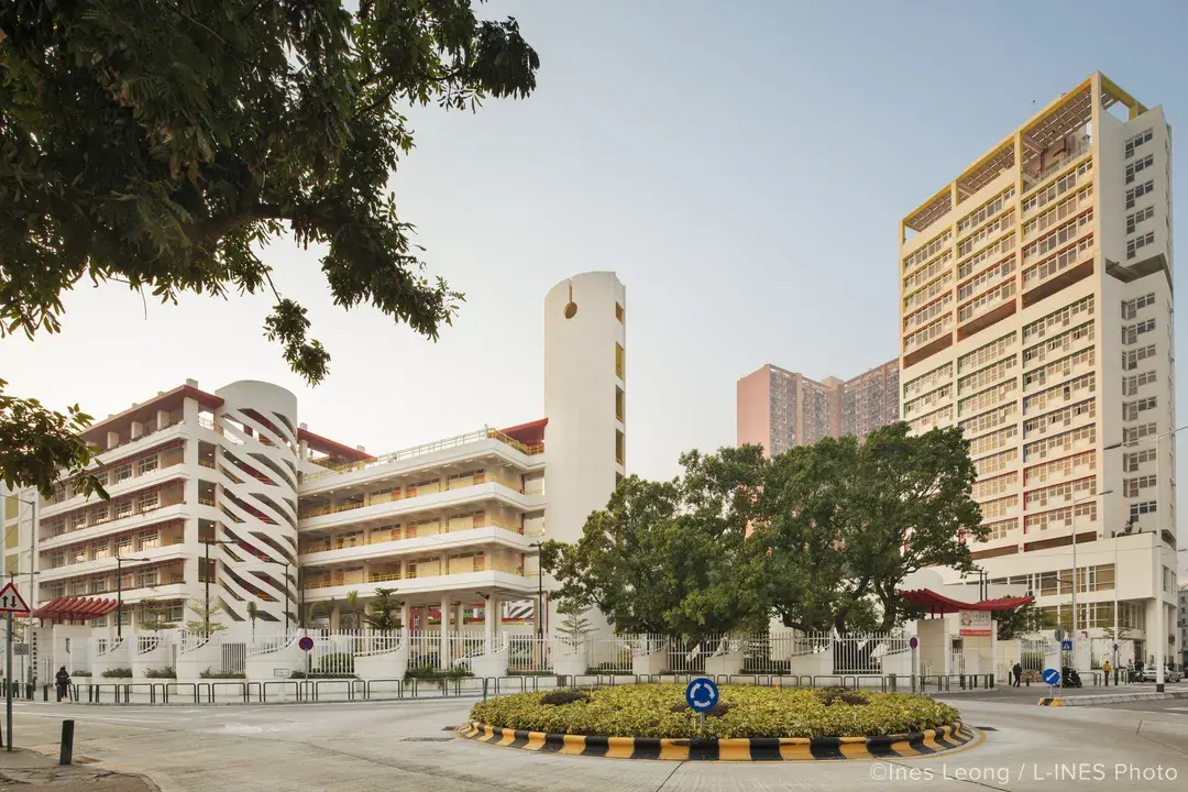 她根植于1594年建立的第一所高等学府"圣保禄学院"(今澳门"大三巴"