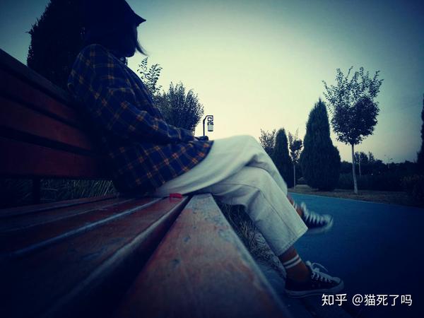 总是能很轻易的用几句话 让我回到去年冬天 那个我想死的冬天 吃了