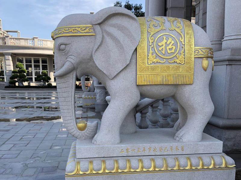 别墅门口的石雕大象似乎成了身份的象征