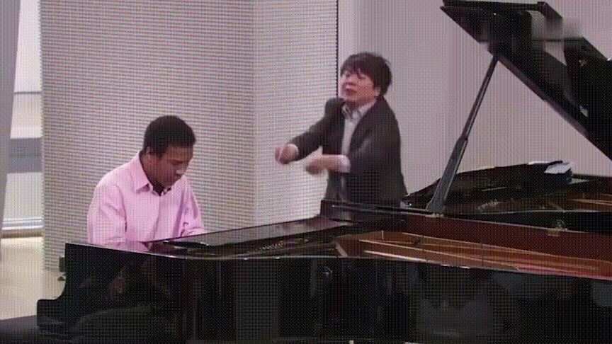 看朗朗弹钢琴,承包了我一年的笑点