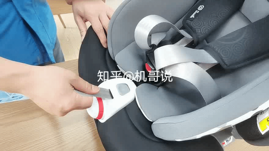 收紧五点式安全带与宝宝身体间的空隙