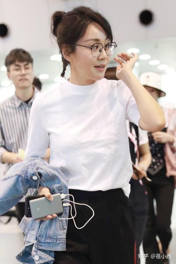 闫妮减肥成功后,换了新造型,穿白t恤配运动裤,一点也不像50岁