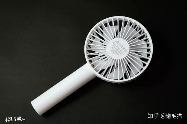 开箱——一只风扇,一个可以立起来放置的底座,一本说明和一跟电源线.