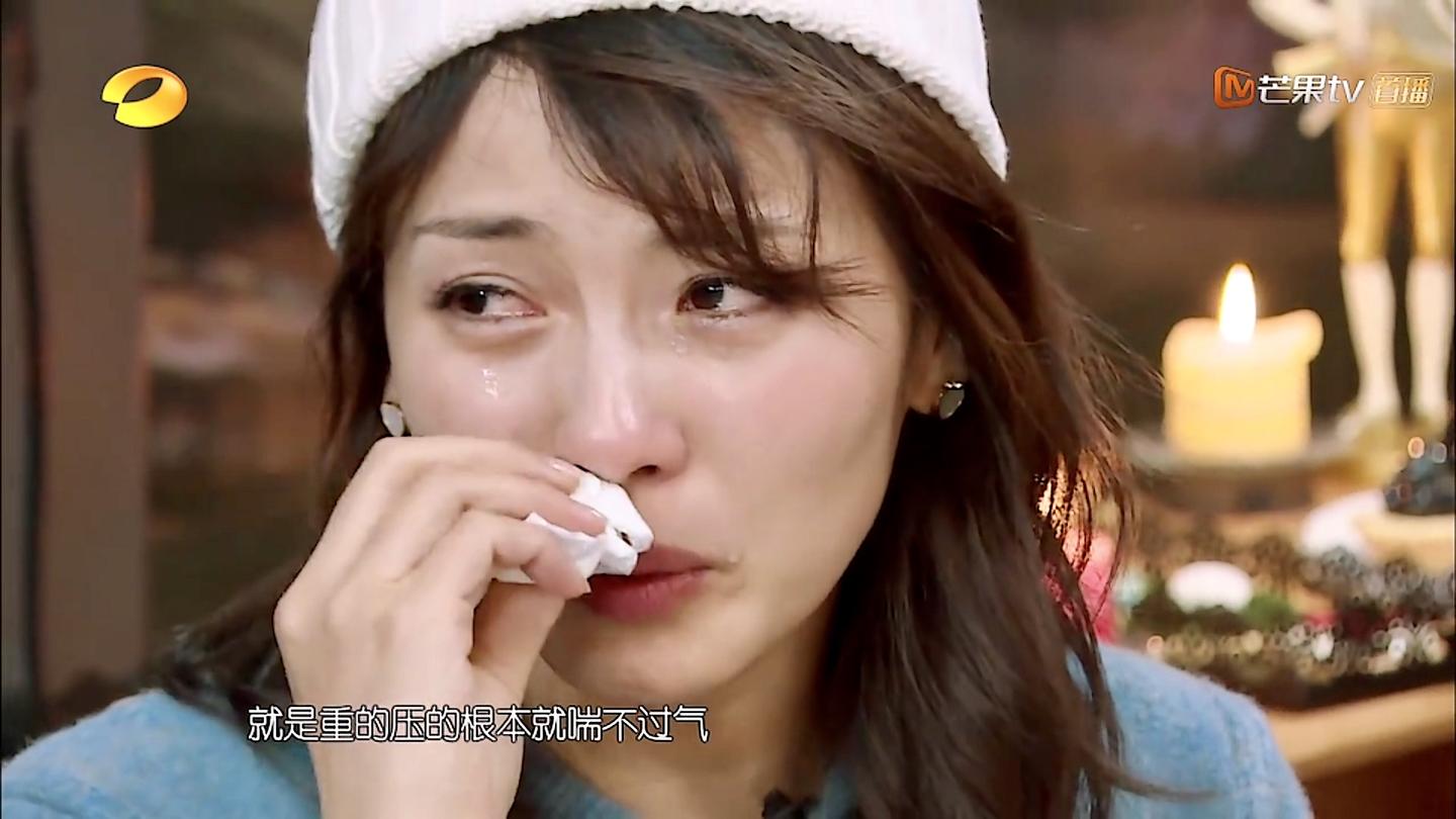 视频从被打开的那一秒钟开始,刘涛泪流满面.