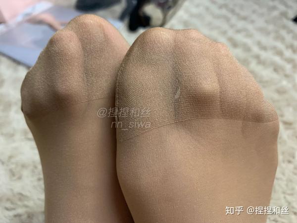 wolford大概发现了世界上最绒软的纱线,就像小孩子发现了宝藏,把它藏