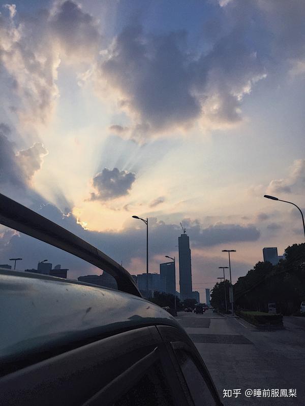从车窗里探出头 拍到的夕阳