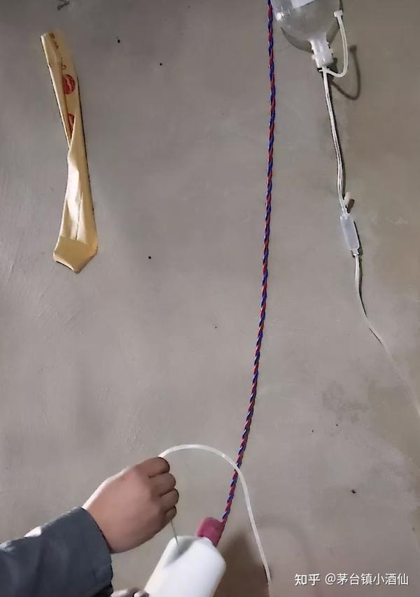 然后使用注册器把酒抽出来再用打吊针的方法,把勾兑好的假酒灌输在