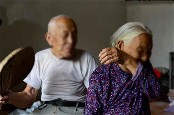 家里有老人去世,亲属伤心之余,别忘了领这2笔补贴,数额还不小