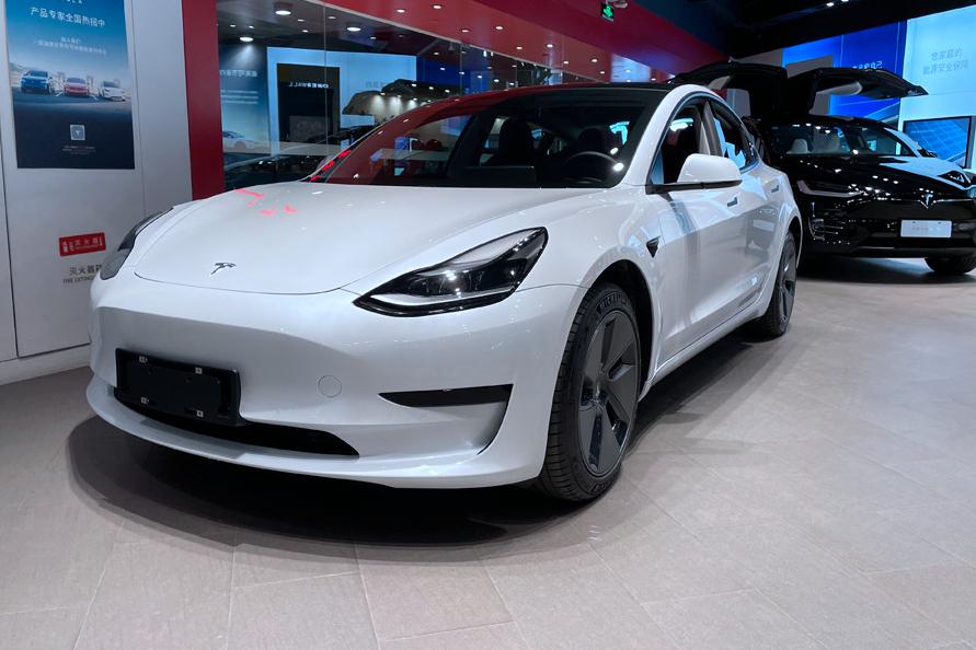 特斯拉Model3外观,特斯拉model3红色 新增双层玻璃电动尾门新款特斯拉model3值不值