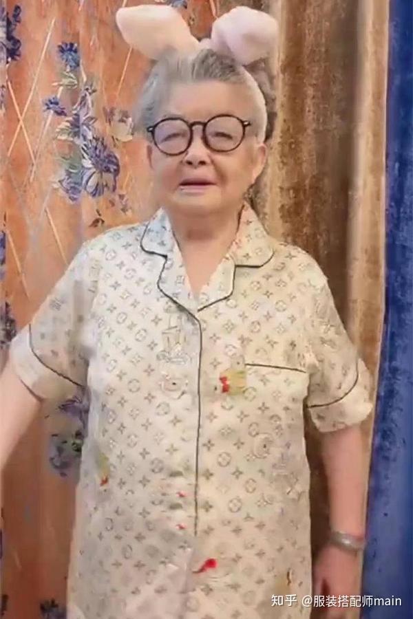 83岁奶奶意外走红!潮流穿搭连年轻人都羡慕,变老也并不是多可怕