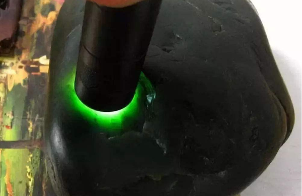 怎么使用手电筒辨别黑色系玉石?