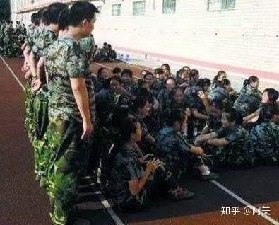 盘点大学军训时的搞笑画面,头顶矿泉水,男女俯卧撑你经历过么?