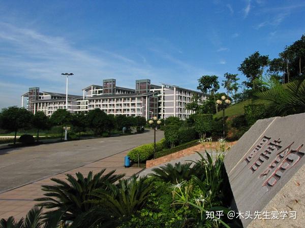 学校有广州和南海两个校区,校园总面积1500亩(其中广州校区218亩)