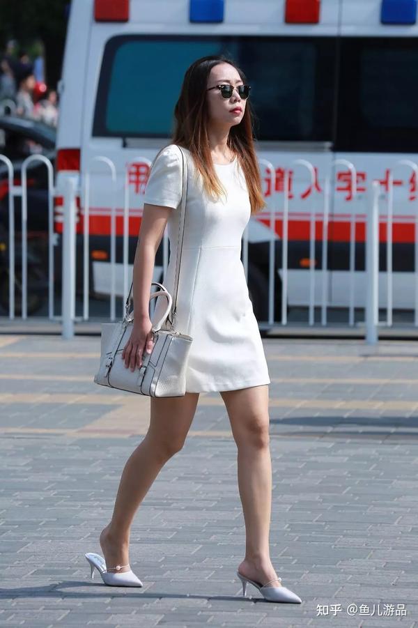 街拍时尚组图:美女搭配完美高跟鞋,彰显出十足的女人味