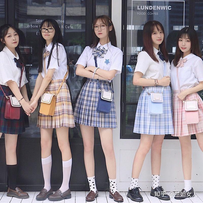 (假名音 jyoshikoukousei中的j和k),所以jk制服就是日本女高中生穿的