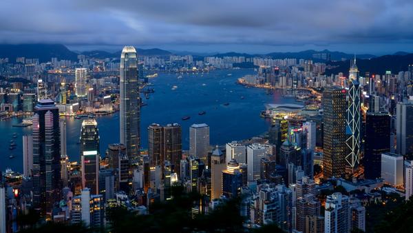 (香港的市中心,目力所及之处几乎都是超高层建筑)