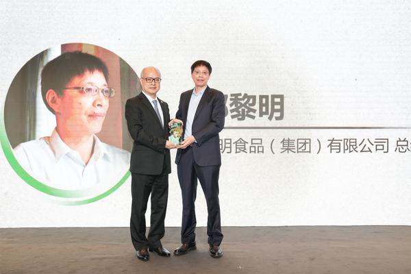 光明食品(集团)有限公司总经济师邵黎明作为项目代表上台领奖