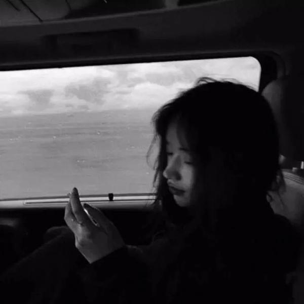 微丧黑白女生头像
