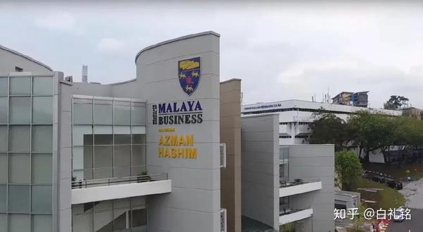 马来亚大学校徽以蓝色为底,以棕榈叶图案和三只老虎围绕一朵木槿花为