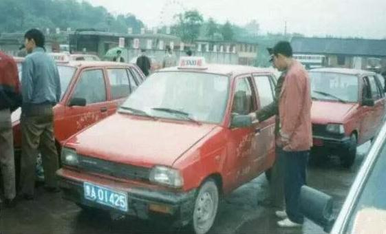 上世纪90年代,长安铃木生产的奥拓车成为重庆现代出租车的开始,"拓儿