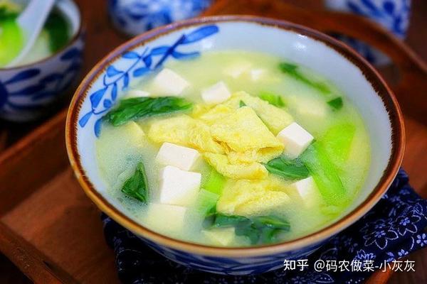 明天吃什么鸡蛋豆腐汤鸡蛋汤这样煮汤色像牛奶一样白