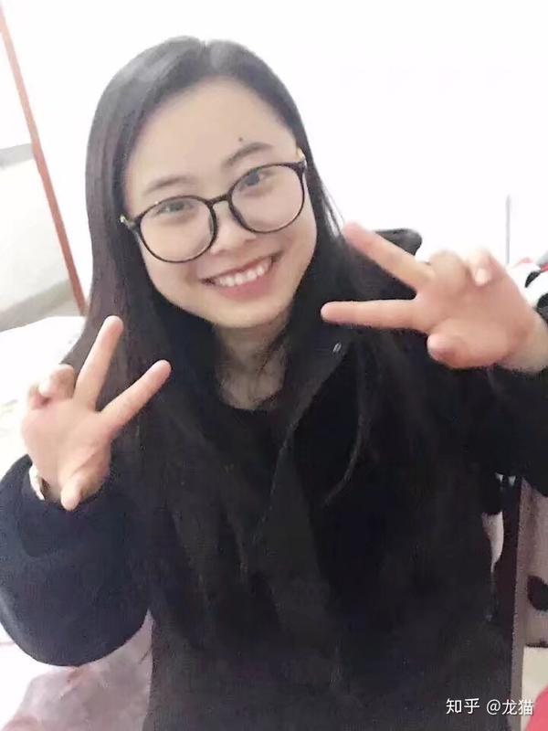 笑起来满脸的胶原蛋白.那时候身边还不缺男孩子追,放两张全身照看看.
