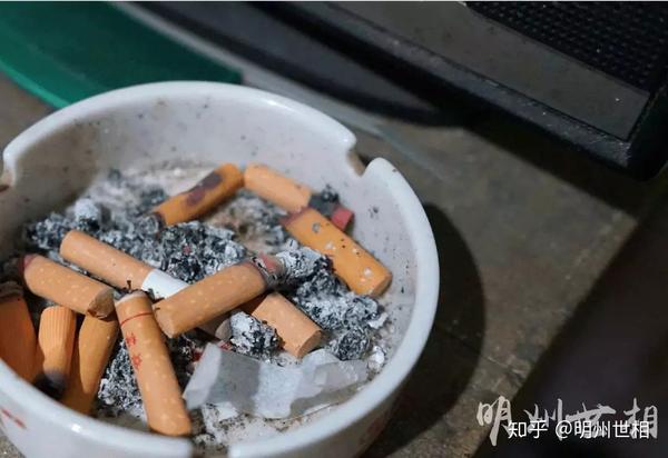 床头的放着一个捡来的烟灰缸,堆满了老王抽剩的烟头.(龚晶晶 摄)