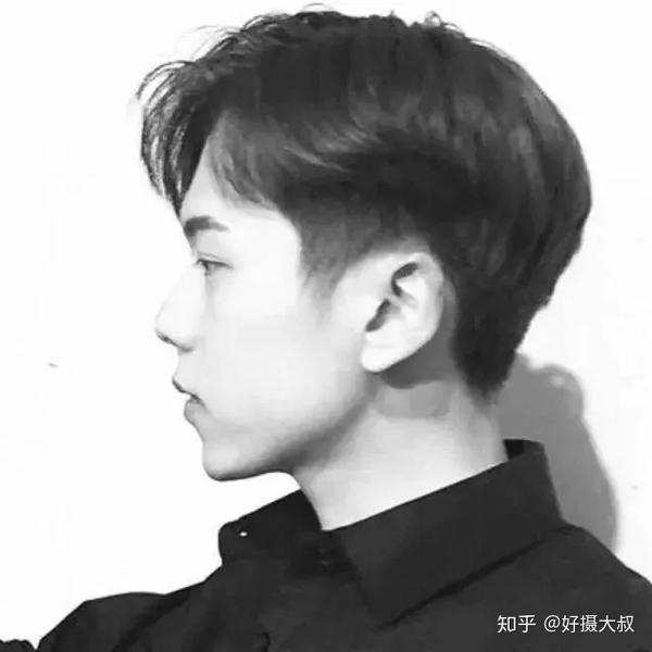 男生相对女生来说,五官较为立体,最能体现其立体的就是——拍侧脸.