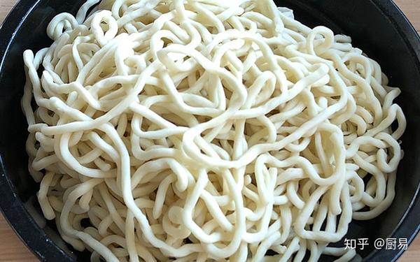 所需食材 粗面条,食用油 制作步骤 第一步:准备一把粗面,顺势慢慢