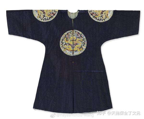 清代服饰将就袍褂一体,皇帝穿朝服时均着衮服,十一月一日到来年正月