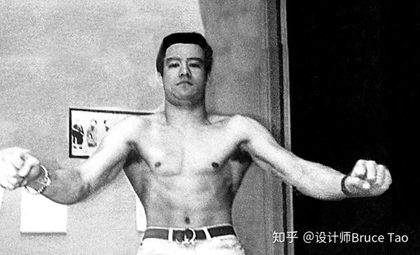 李小龙体型也随之达到巅峰,正常体重约140-150磅(64-68kg) 1964年