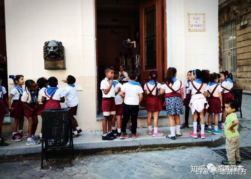 那个狮头金属盒就是个邮筒,引得放学的小学生好奇地研究.