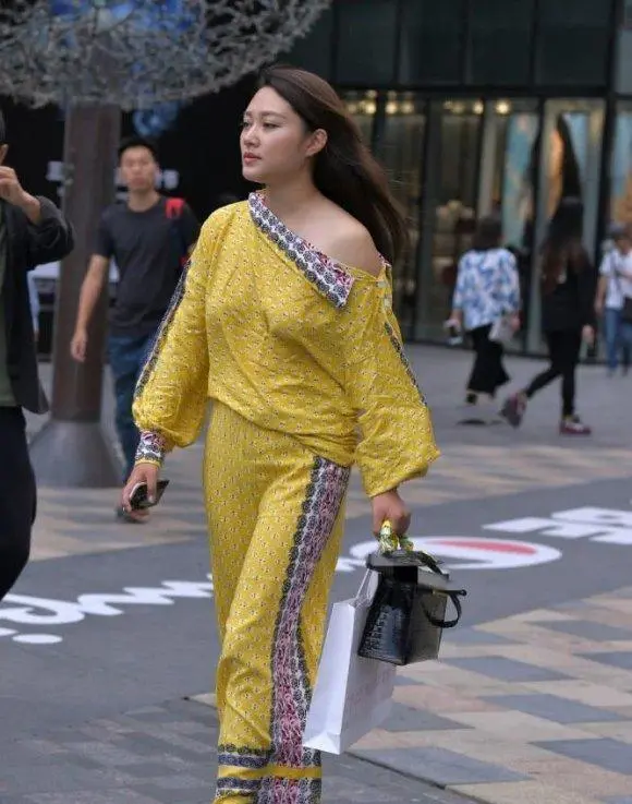 街拍偏爱个性穿搭的女生姜黄色阔腿裤套装美的时尚又洋气
