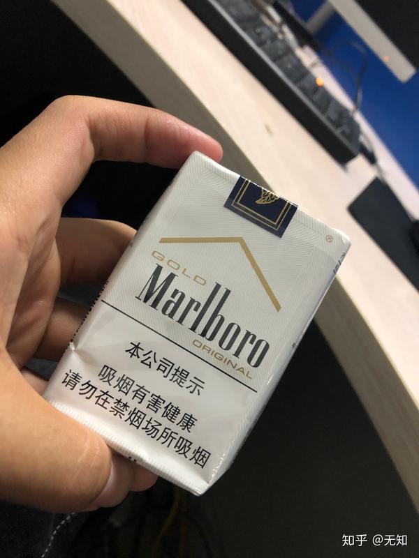 喜欢这款万宝路的口感,比15红白软包的香味淡,抽起来也很舒服.