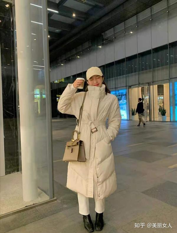 长款羽绒服配什么裤子和鞋子好看