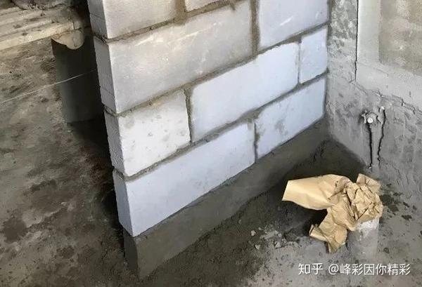 墙体底部使用蒸压灰砂砖砌筑