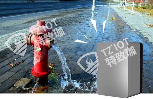 路边消防栓疑遭破坏变喷泉水柱喷出两三米高