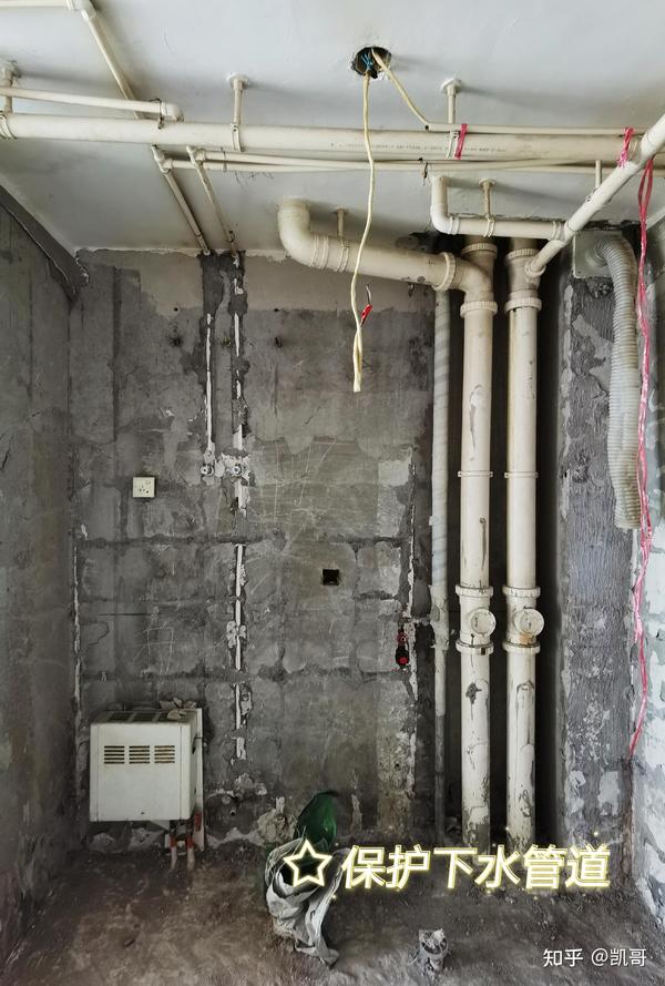 拆除洁具后,及时堵住下水管道,避免建筑垃圾掉落,堵塞楼内下水管道.