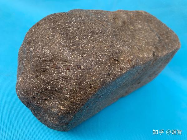 这枚长37cm重14560克月海玄武岩陨石,主要矿物是在黑色的基质中镶嵌