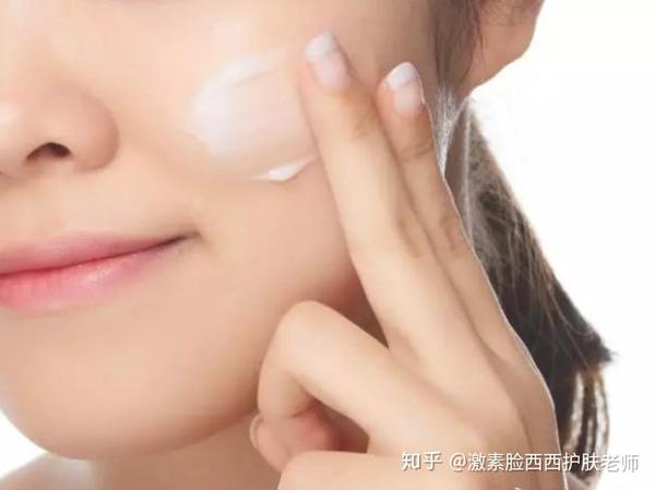 在涂抹面霜的时候,一定要取适当的量,如果量太少则不能发挥面霜的