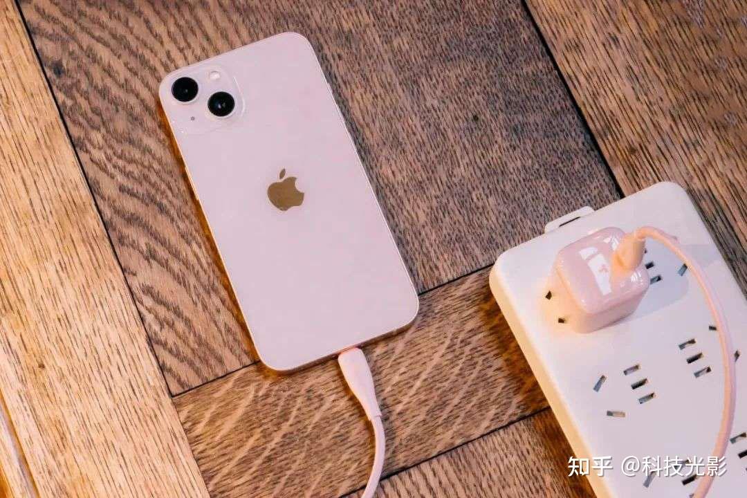 手持iphone12照片,iphone12照片手机 手持iphone12的玩家蠢蠢欲动iphone13升级明显值得换吗