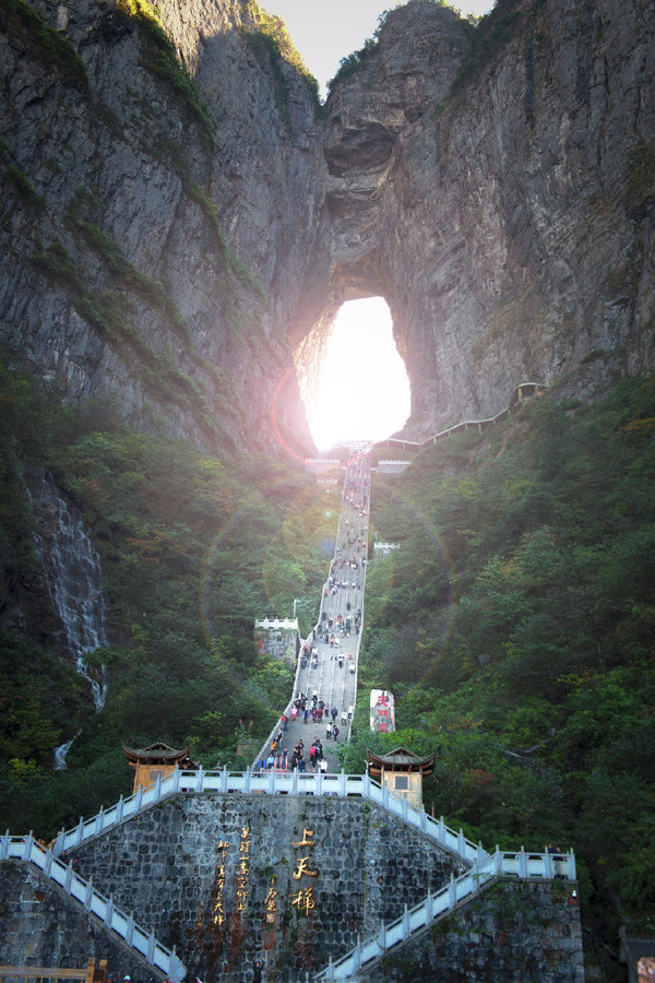 在张家界天门山国家森林公园,有很多网红打卡地:天门洞,玻璃栈道